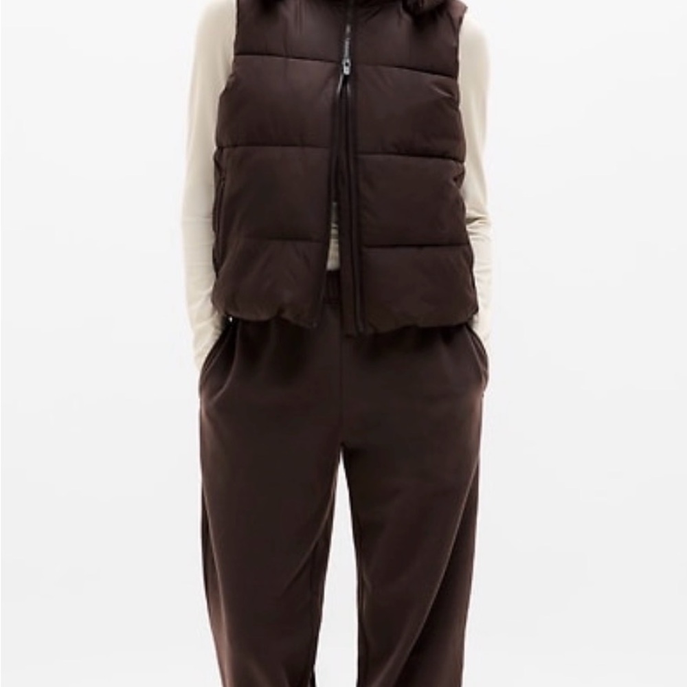 Brand new! NWT Athleta Stratus Puffer Vest Size L, Truffle